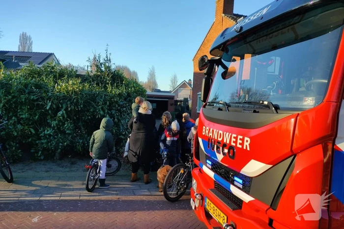 Brandende haag zorgt voor veel rookontwikkeling