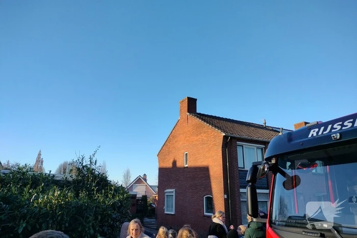 Brandende haag zorgt voor veel rookontwikkeling
