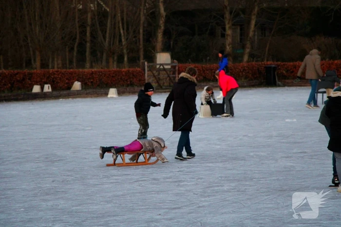 Veel schaatspret bij ondergespoten paardenbak