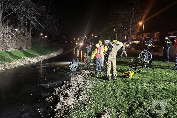 Hulpdiensten vinden fiets in water en starten zoekactie
