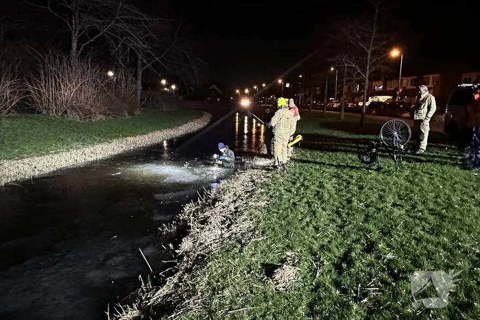 Hulpdiensten vinden fiets in water en starten zoekactie