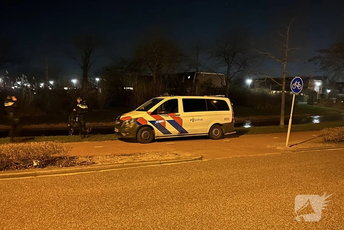 Hulpdiensten vinden fiets in water en starten zoekactie