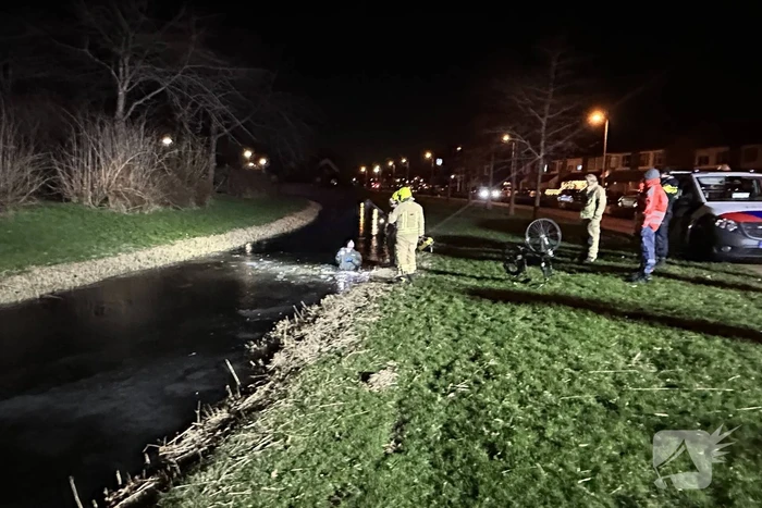 Hulpdiensten vinden fiets in water en starten zoekactie