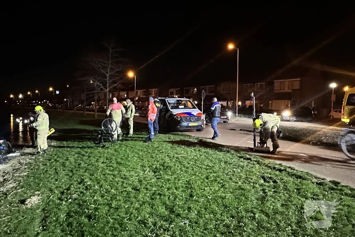 Hulpdiensten vinden fiets in water en starten zoekactie