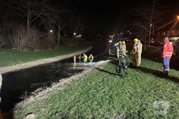 Hulpdiensten vinden fiets in water en starten zoekactie