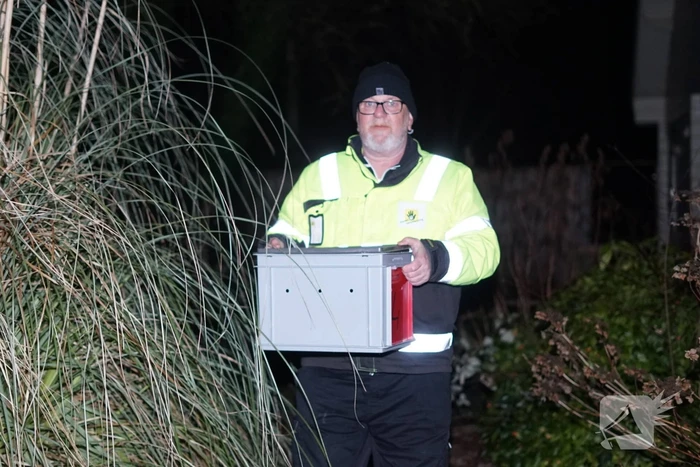 Eenden van het ijs gered door brandweer