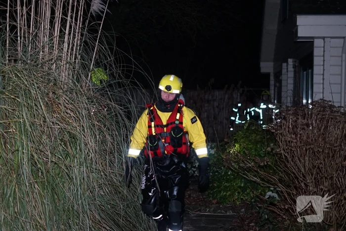 Eenden van het ijs gered door brandweer