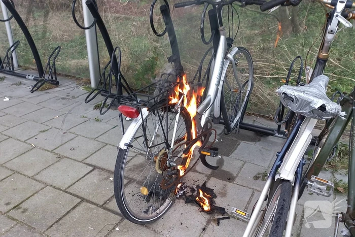Brandweer blust brandende fiets