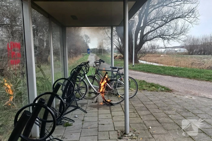 Brandweer blust brandende fiets