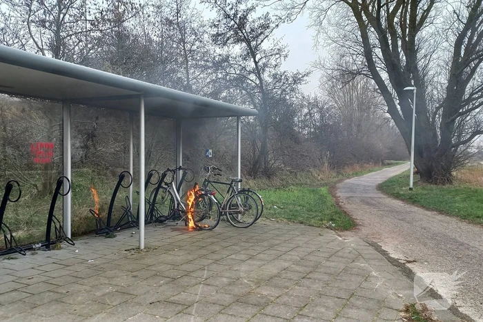 Brandweer blust brandende fiets