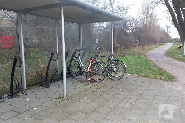 Brandweer blust brandende fiets