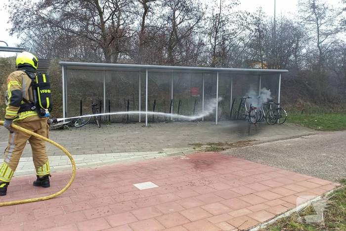 Brandweer blust brandende fiets