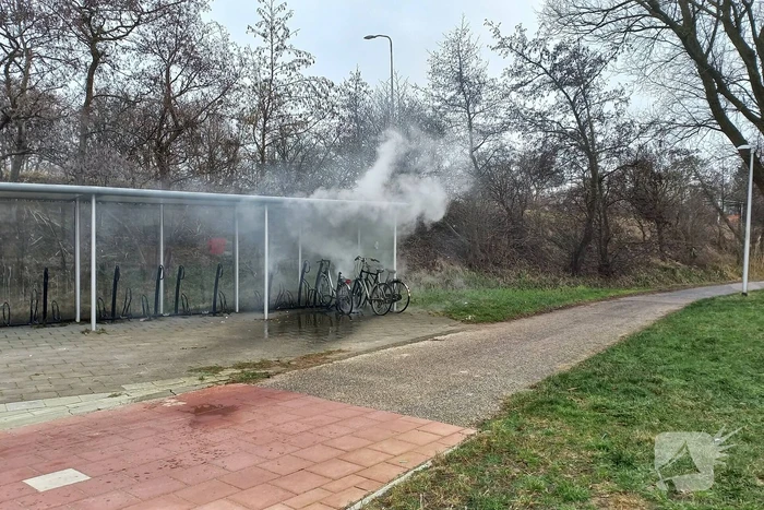 Brandweer blust brandende fiets