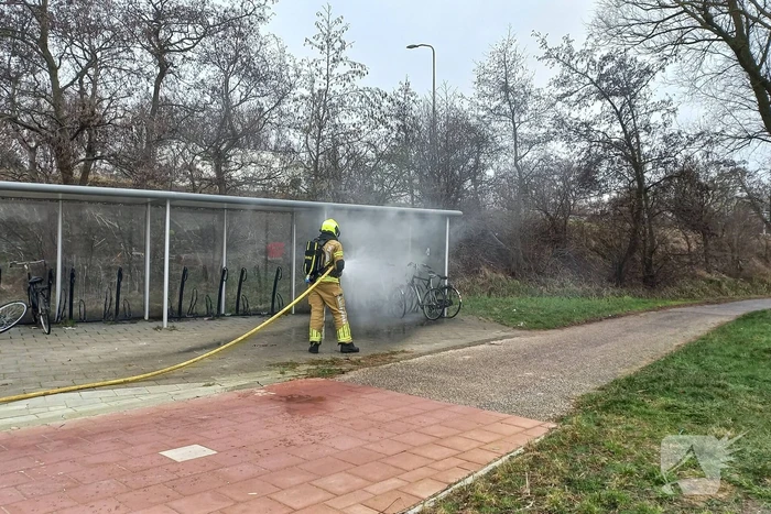 Brandweer blust brandende fiets