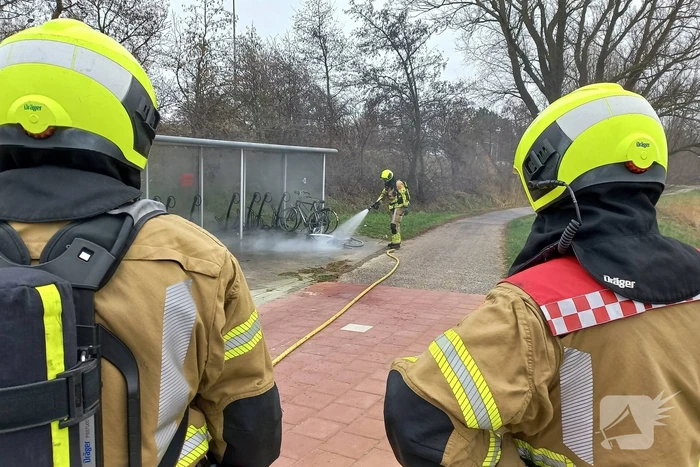 Brandweer blust brandende fiets