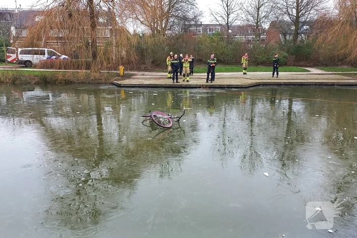 Fiets op ijs zorgt voor brandweerinzet