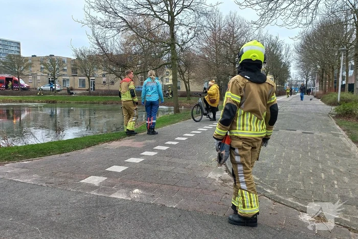 Fiets op ijs zorgt voor brandweerinzet