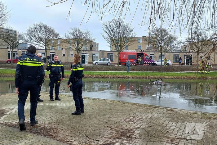 Fiets op ijs zorgt voor brandweerinzet