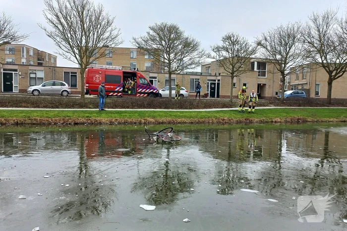 Fiets op ijs zorgt voor brandweerinzet