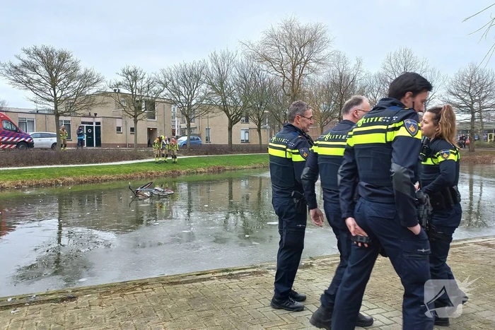 Fiets op ijs zorgt voor brandweerinzet