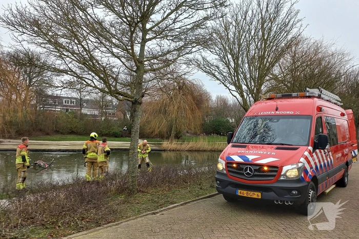 Fiets op ijs zorgt voor brandweerinzet