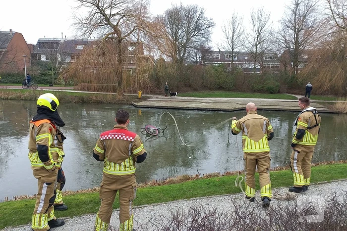 Fiets op ijs zorgt voor brandweerinzet
