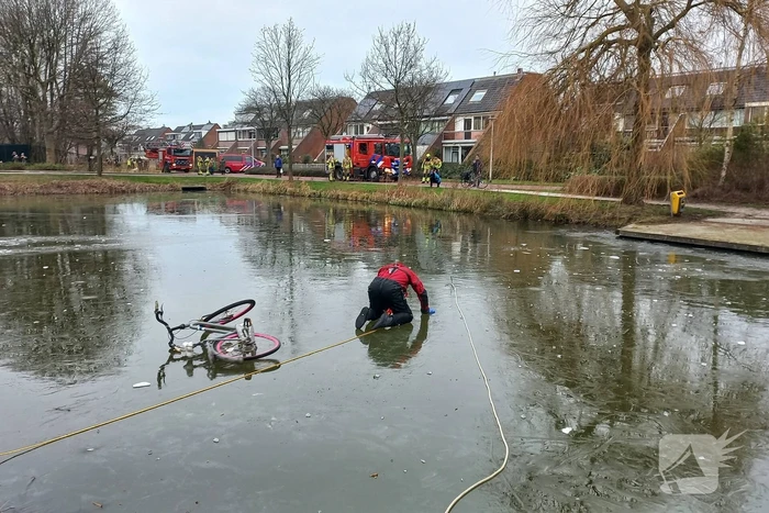 Fiets op ijs zorgt voor brandweerinzet