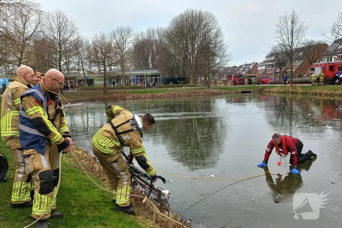 Fiets op ijs zorgt voor brandweerinzet