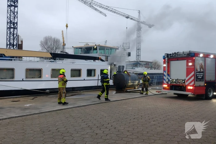 Flinke brand in machinekamer van binnenvaartschip