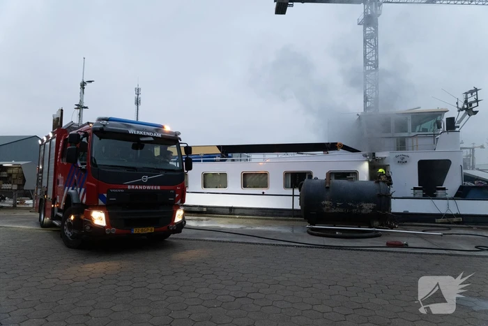 Flinke brand in machinekamer van binnenvaartschip