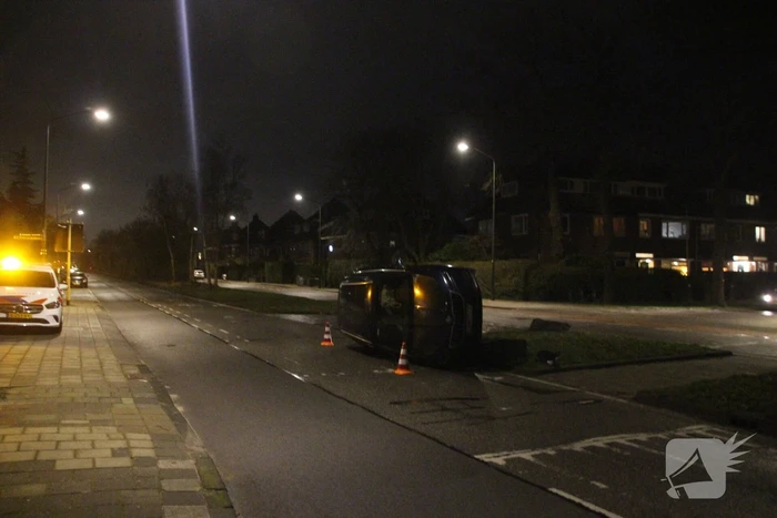 Auto belandt op zijkant na ongeval