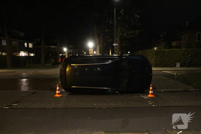 Auto belandt op zijkant na ongeval