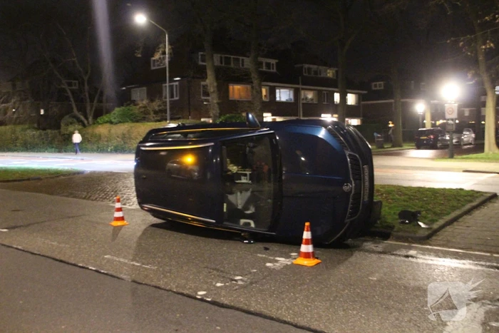 Auto belandt op zijkant na ongeval