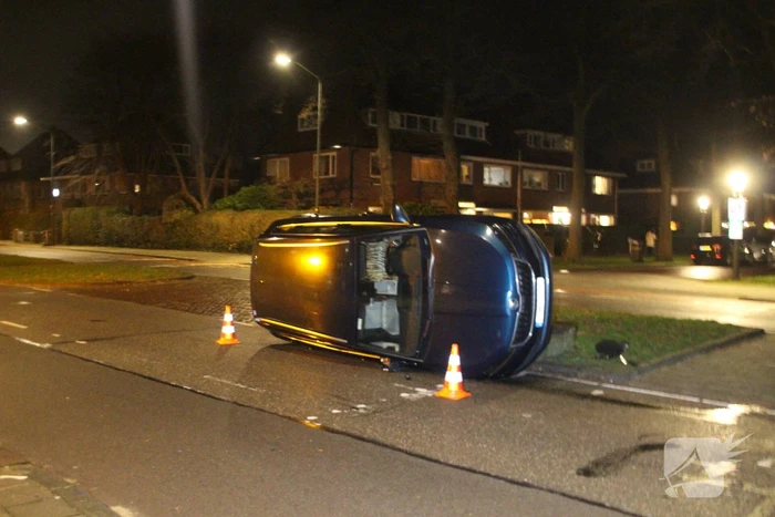 Auto belandt op zijkant na ongeval