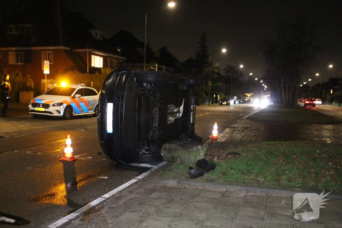 Auto belandt op zijkant na ongeval