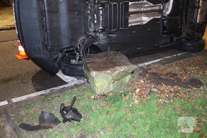 Auto belandt op zijkant na ongeval