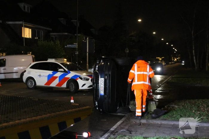 Auto belandt op zijkant na ongeval