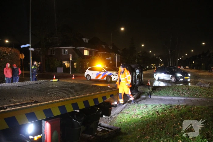 Auto belandt op zijkant na ongeval