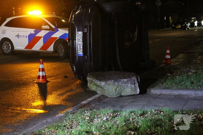 Auto belandt op zijkant na ongeval