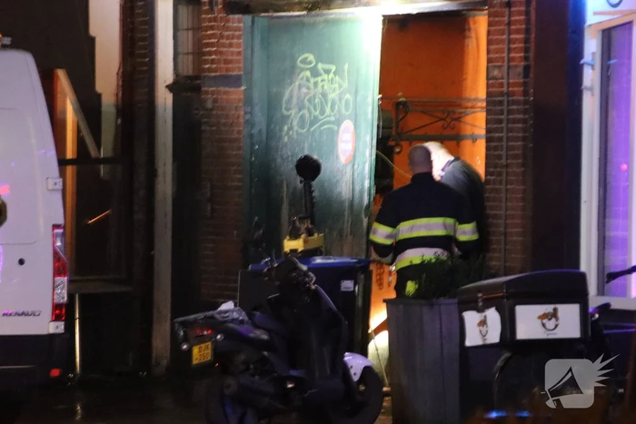 Water stroomt van etage af door lekkage