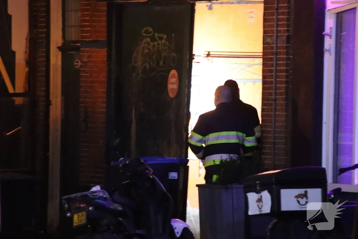 Water stroomt van etage af door lekkage