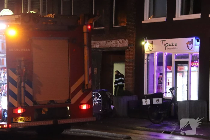 Water stroomt van etage af door lekkage