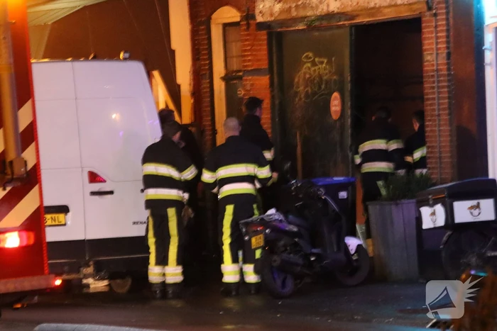 Water stroomt van etage af door lekkage
