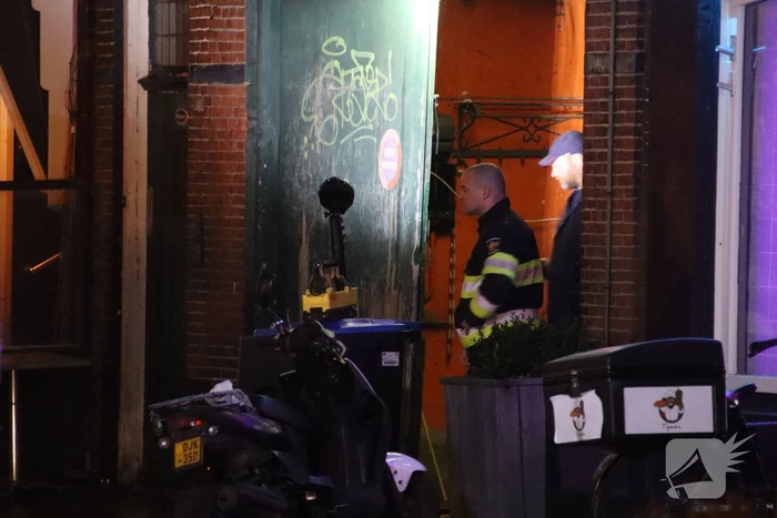 Water stroomt van etage af door lekkage