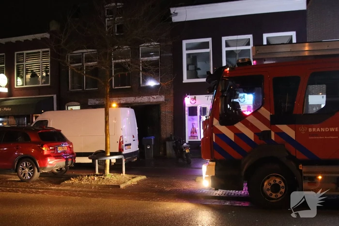 Water stroomt van etage af door lekkage