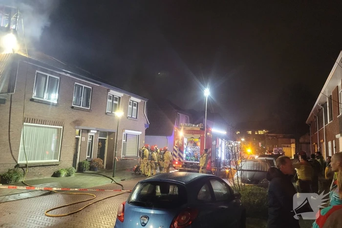 Flinke rookontwikkeling bij woningbrand, brandweer redt hond