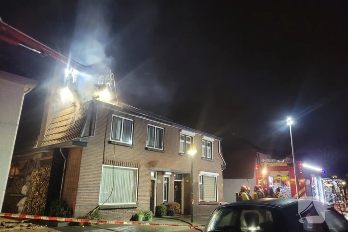 Flinke rookontwikkeling bij woningbrand, brandweer redt hond