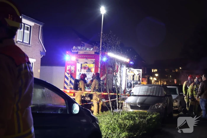 Flinke rookontwikkeling bij woningbrand, brandweer redt hond