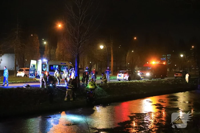 Duikers zoeken naar mogelijk persoon onder ijs