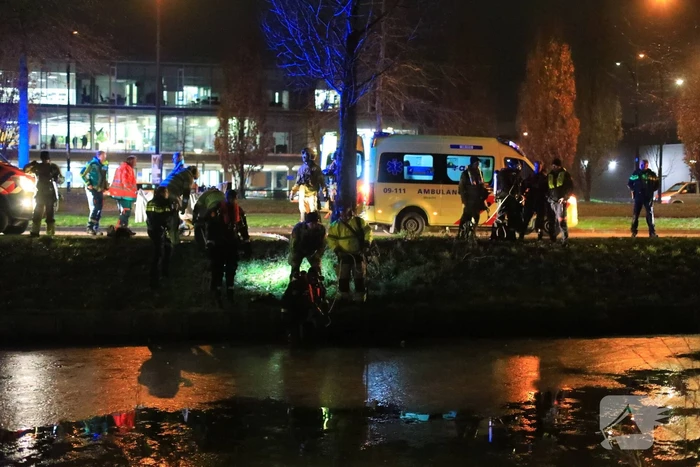 Duikers zoeken naar mogelijk persoon onder ijs